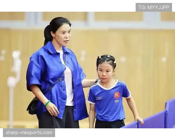 王楠家的厨房比我家客厅还大，她切个水果都像在拍广告