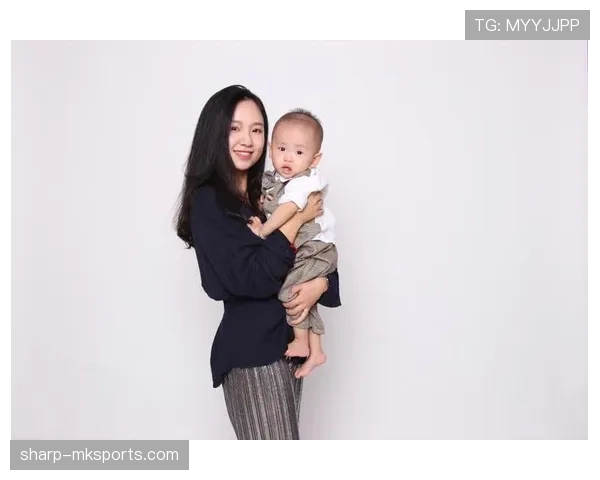 谌龙退役后住进月租八万的顶层复式，每天五点起床给儿子做辅食